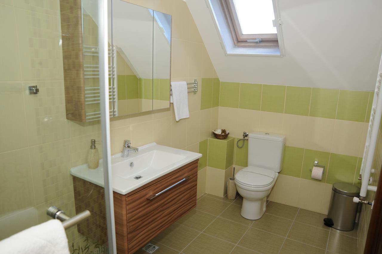 Castelul De Smarald Bed & Breakfast Pangaracior Екстериор снимка