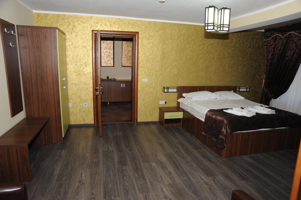 Castelul De Smarald Bed & Breakfast Pangaracior Екстериор снимка