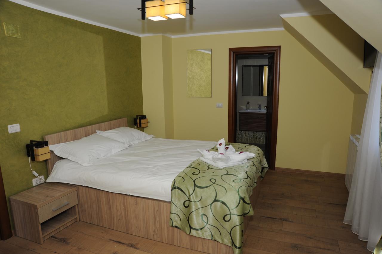 Castelul De Smarald Bed & Breakfast Pangaracior Екстериор снимка