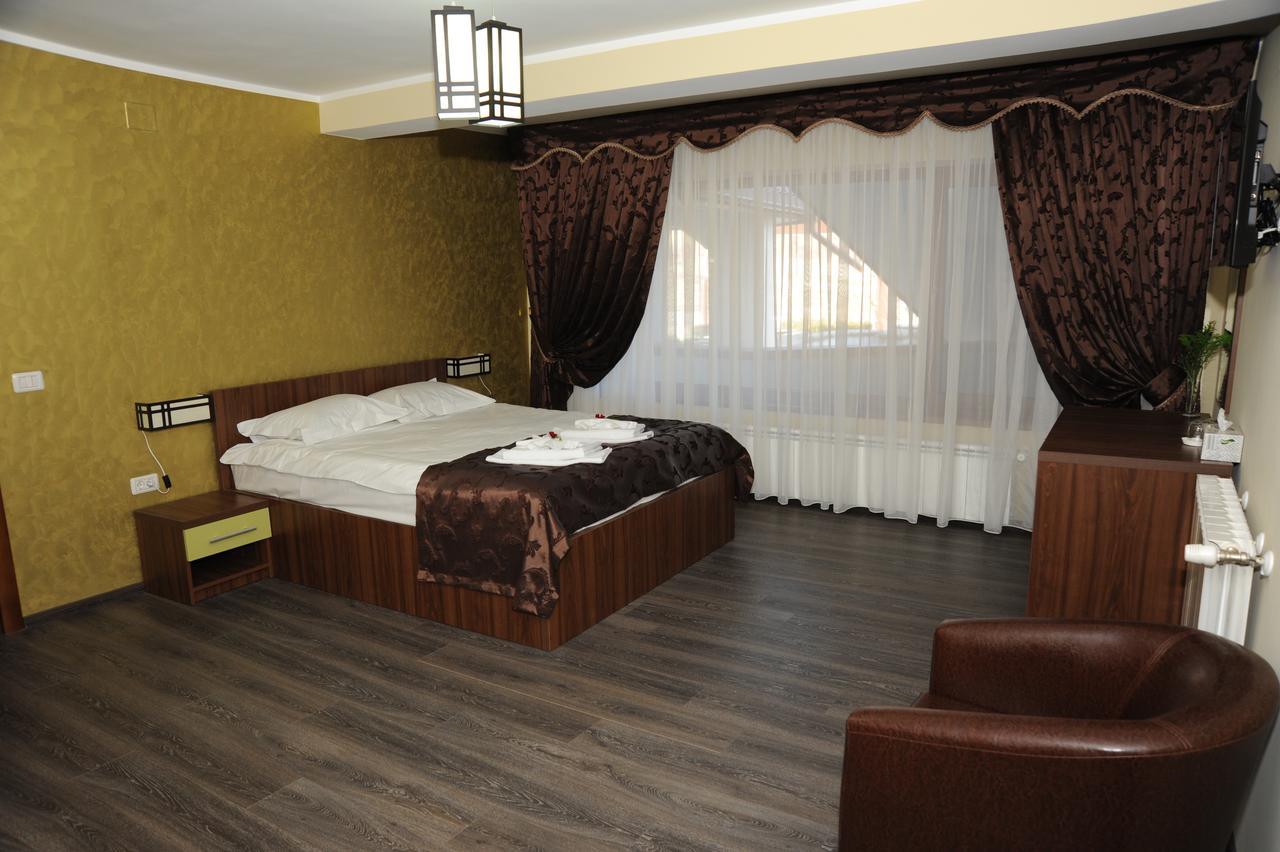 Castelul De Smarald Bed & Breakfast Pangaracior Екстериор снимка